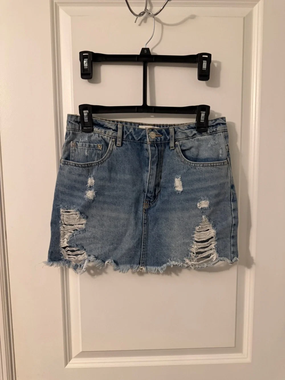 Forever 21 Casual Distressed Denim Mini Skirt Sz 6, 28 - Picture 2 of 4